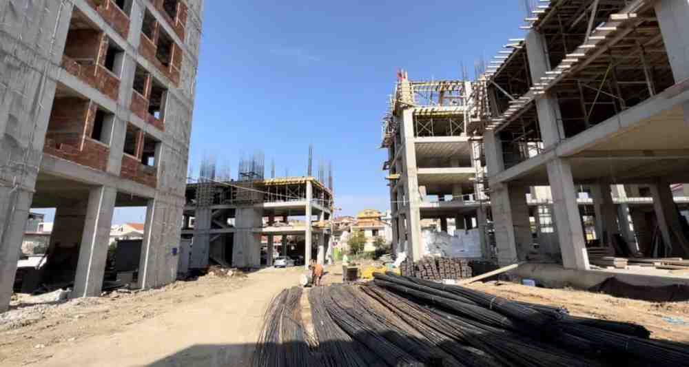 Shtrenjtohen materialet e ndertimit, vonohet rindertimi ne Shijak